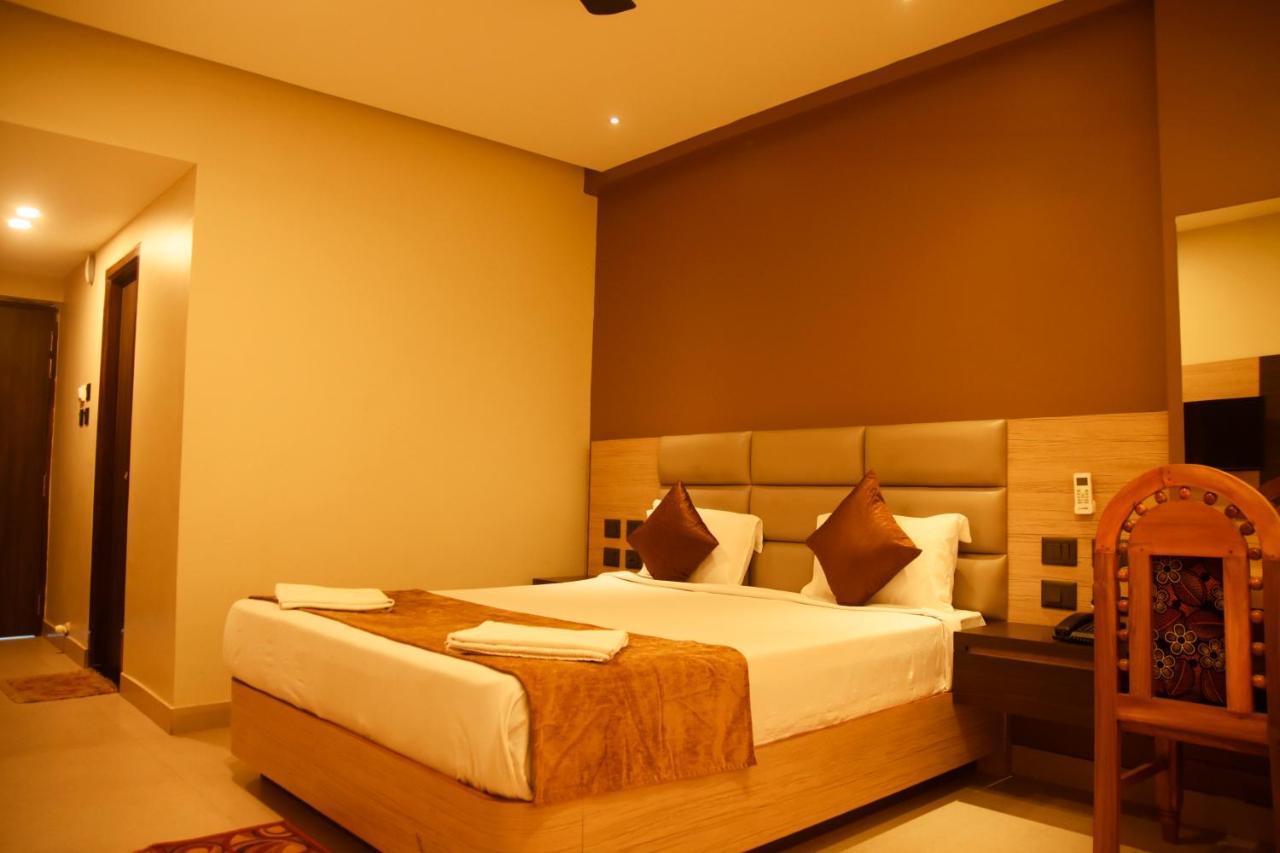 Hotel Om International Гокарна Екстериор снимка