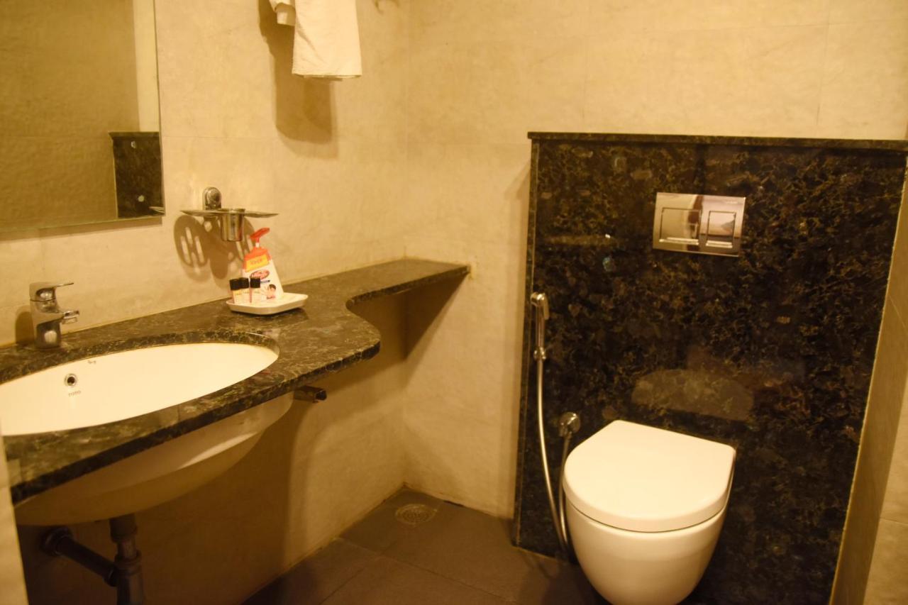 Hotel Om International Гокарна Екстериор снимка