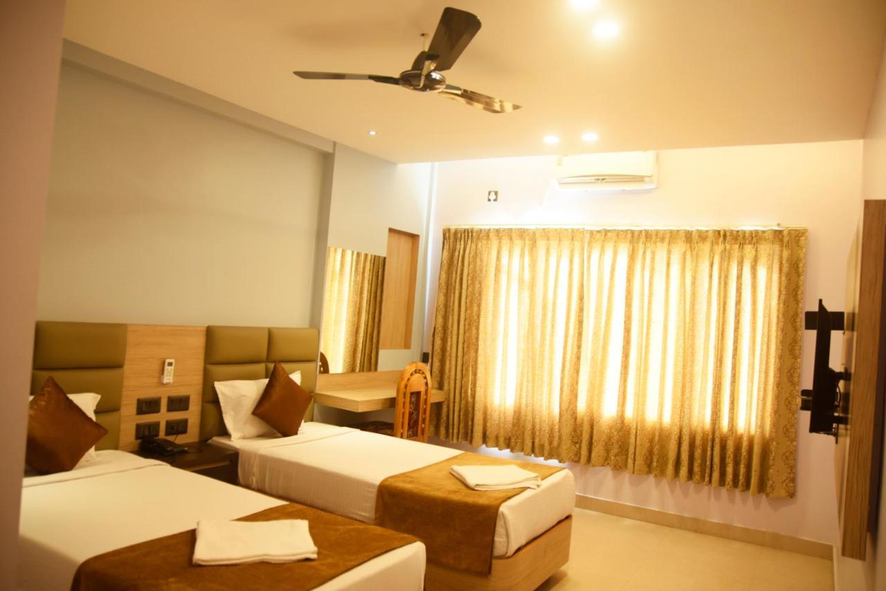 Hotel Om International Гокарна Екстериор снимка