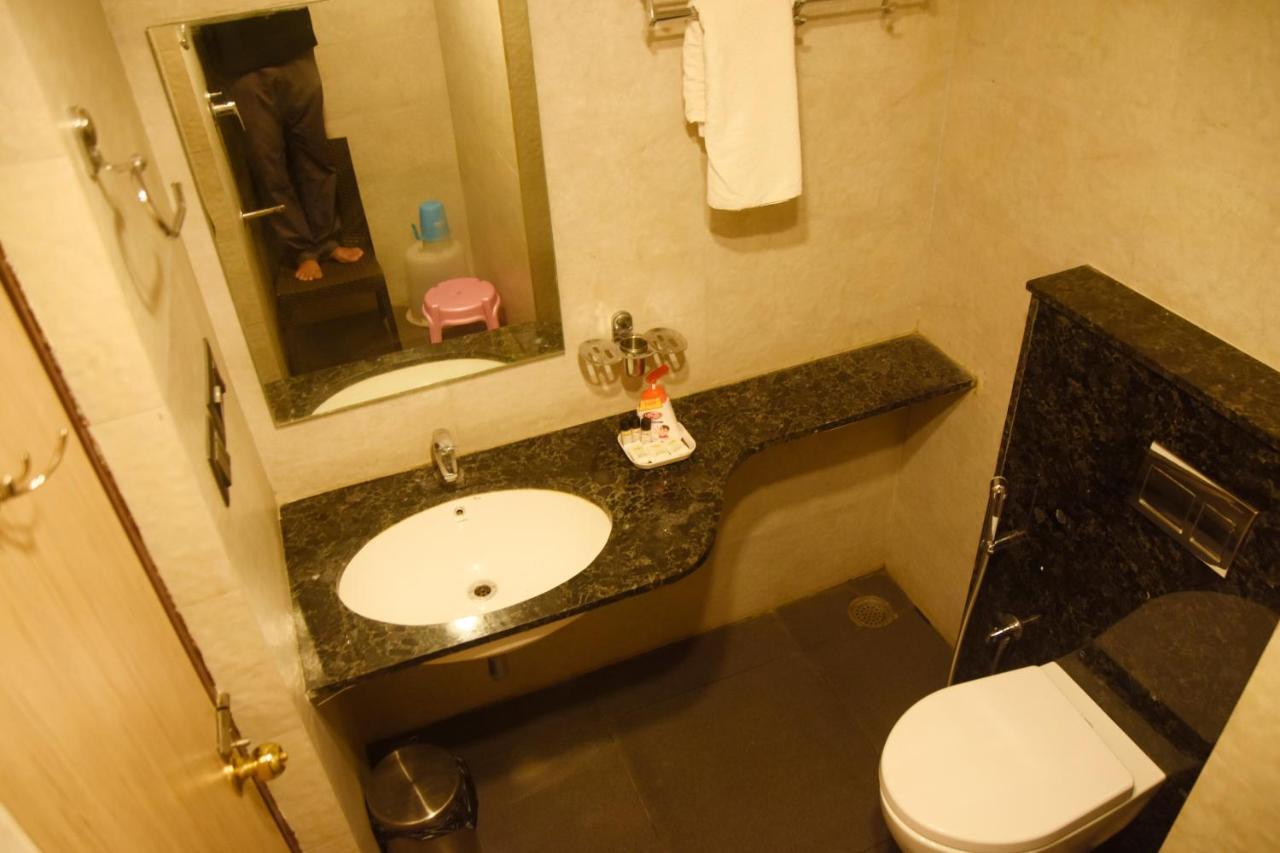 Hotel Om International Гокарна Екстериор снимка